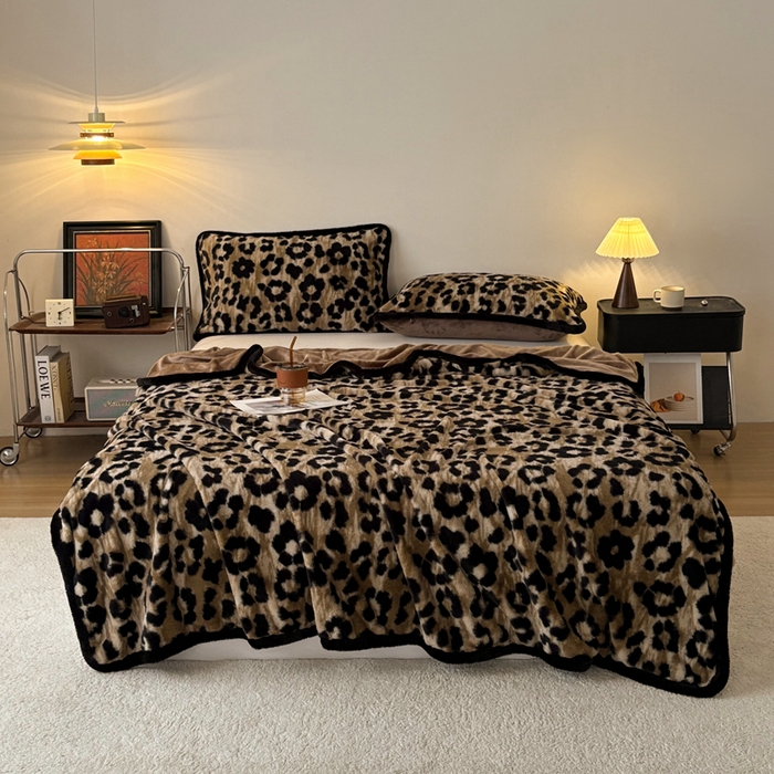 91家纺网 家纺一手货源 找家纺 铠畅家纺 2025新款兔毛包边款仿兔毛被套毯牛奶绒被套毯子 鎏金豹迹