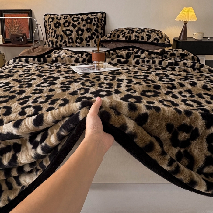 91家纺网 家纺一手货源 找家纺 铠畅家纺 2025新款兔毛包边款仿兔毛被套毯牛奶绒被套毯子 鎏金豹迹