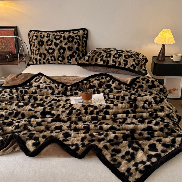 91家纺网 家纺一手货源 找家纺 铠畅家纺 2025新款兔毛包边款仿兔毛被套毯牛奶绒被套毯子 鎏金豹迹