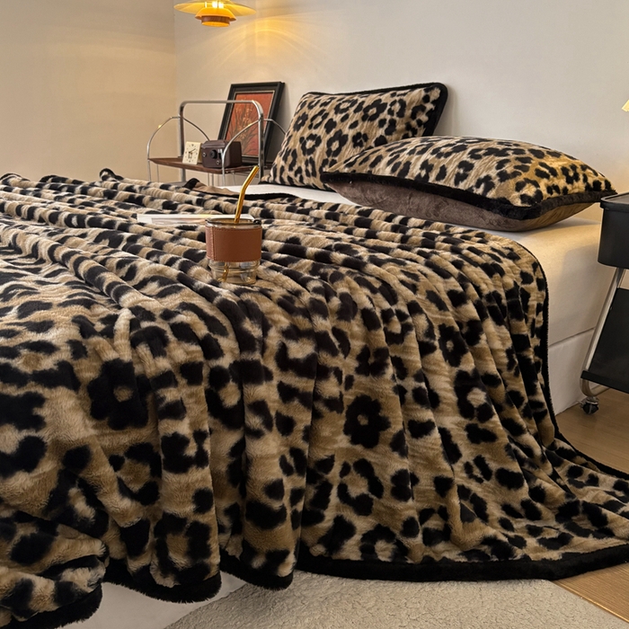 91家纺网 家纺一手货源 找家纺 铠畅家纺 2025新款兔毛包边款仿兔毛被套毯牛奶绒被套毯子 鎏金豹迹