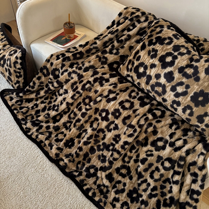 91家纺网 家纺一手货源 找家纺 铠畅家纺 2025新款兔毛包边款仿兔毛被套毯牛奶绒被套毯子 鎏金豹迹