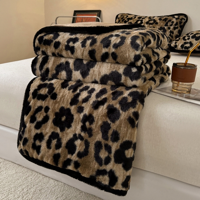 91家纺网 家纺一手货源 找家纺 铠畅家纺 2025新款兔毛包边款仿兔毛被套毯牛奶绒被套毯子 鎏金豹迹