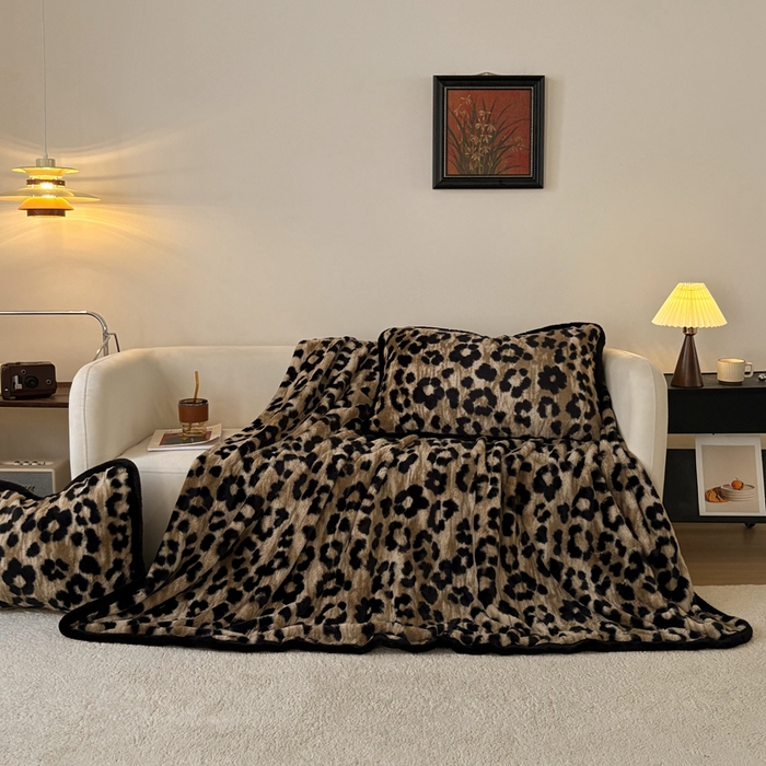 91家纺网 家纺一手货源 找家纺 铠畅家纺 2025新款兔毛包边款仿兔毛被套毯牛奶绒被套毯子 鎏金豹迹