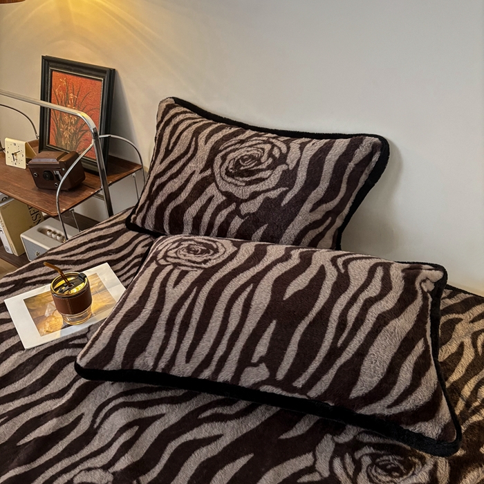 91家纺网 家纺一手货源 找家纺 铠畅家纺 2025新款兔毛包边款仿兔毛被套毯牛奶绒被套毯子 律动