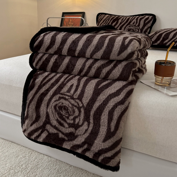 91家纺网 家纺一手货源 找家纺 铠畅家纺 2025新款兔毛包边款仿兔毛被套毯牛奶绒被套毯子 律动