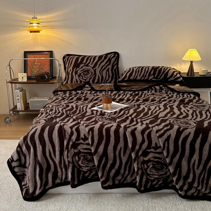 91家纺网 家纺一手货源 找家纺 铠畅家纺 2025新款兔毛包边款仿兔毛被套毯牛奶绒被套毯子 律动