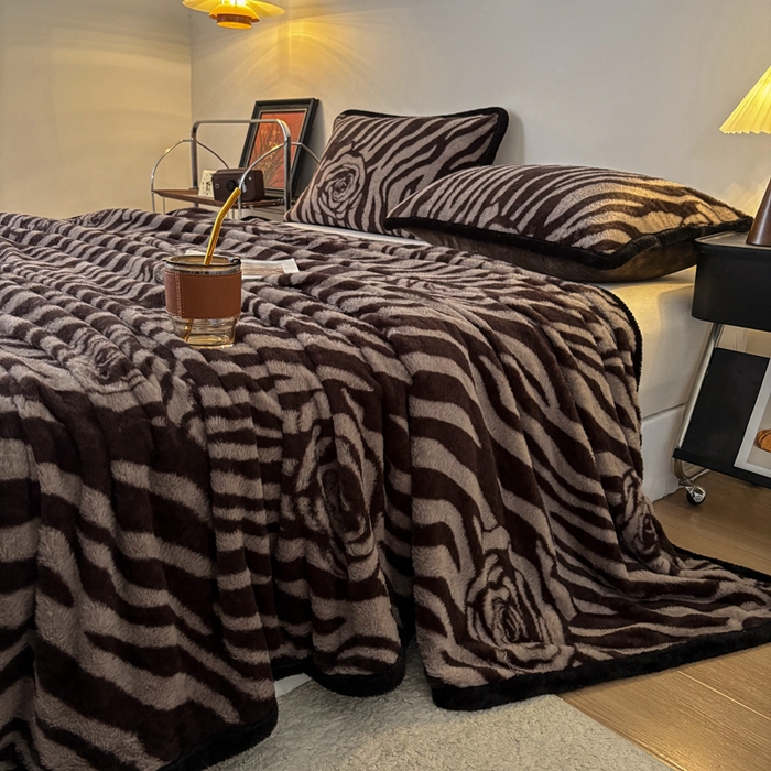 91家纺网 家纺一手货源 找家纺 铠畅家纺 2025新款兔毛包边款仿兔毛被套毯牛奶绒被套毯子 律动