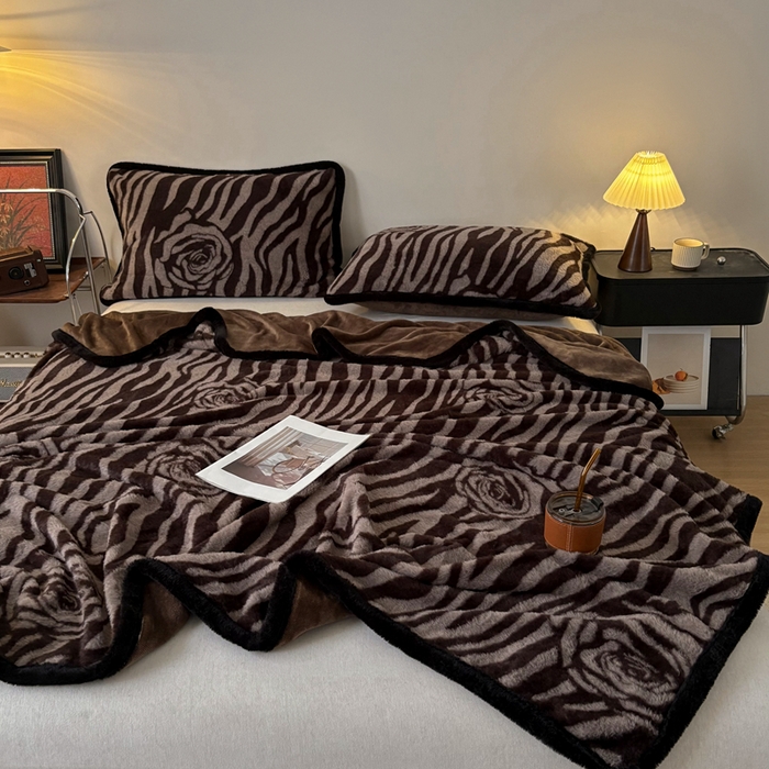 91家纺网 家纺一手货源 找家纺 铠畅家纺 2025新款兔毛包边款仿兔毛被套毯牛奶绒被套毯子 律动