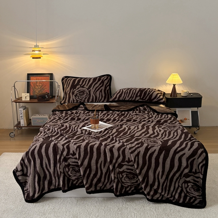 91家纺网 家纺一手货源 找家纺 铠畅家纺 2025新款兔毛包边款仿兔毛被套毯牛奶绒被套毯子 律动