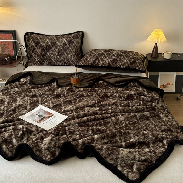 91家纺网 家纺一手货源 找家纺 铠畅家纺 2025新款兔毛包边款仿兔毛被套毯牛奶绒被套毯子 绿野仙踪