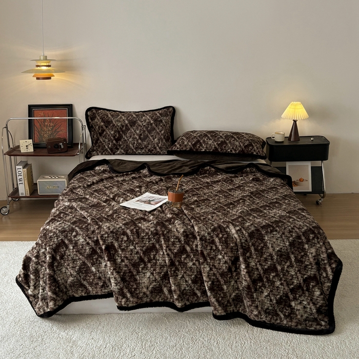 91家纺网 家纺一手货源 找家纺 铠畅家纺 2025新款兔毛包边款仿兔毛被套毯牛奶绒被套毯子 绿野仙踪