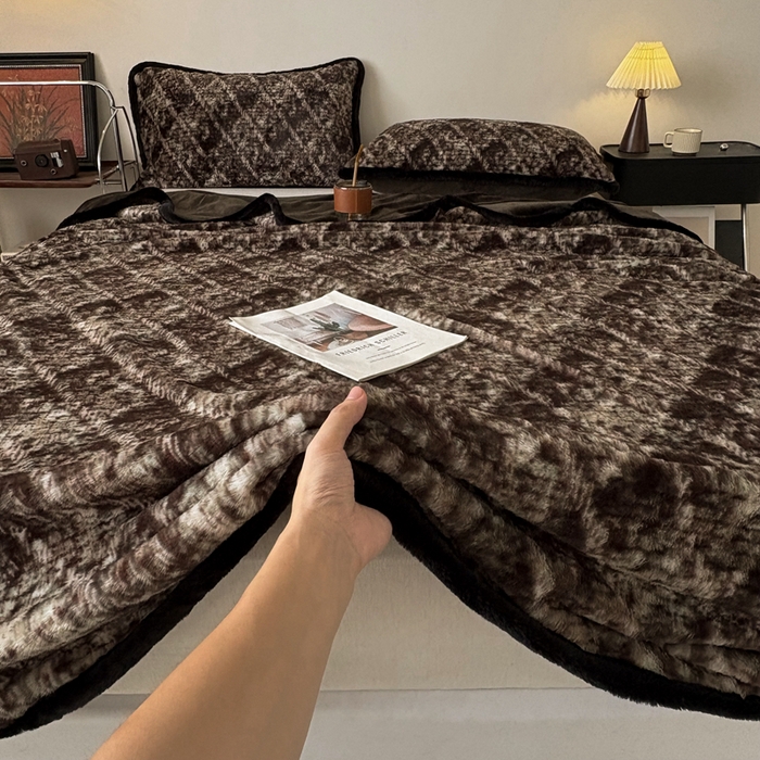 91家纺网 家纺一手货源 找家纺 铠畅家纺 2025新款兔毛包边款仿兔毛被套毯牛奶绒被套毯子 绿野仙踪