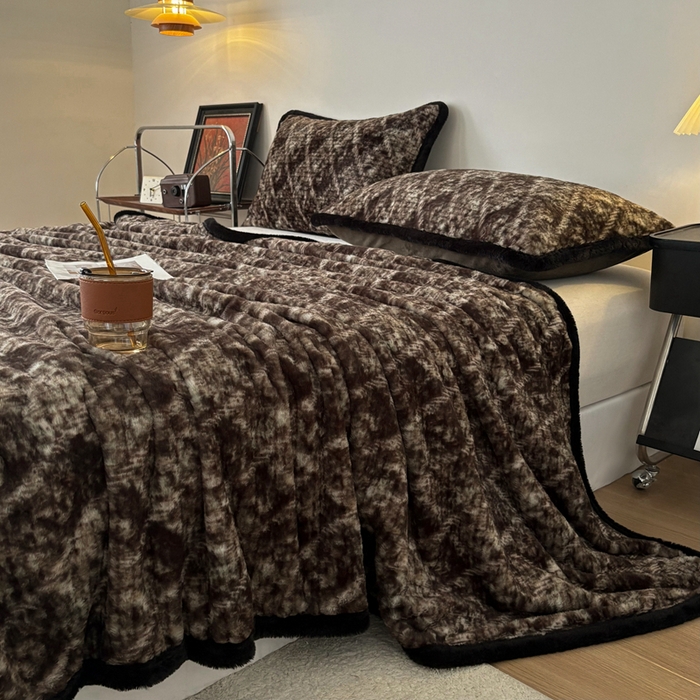 91家纺网 家纺一手货源 找家纺 铠畅家纺 2025新款兔毛包边款仿兔毛被套毯牛奶绒被套毯子 绿野仙踪