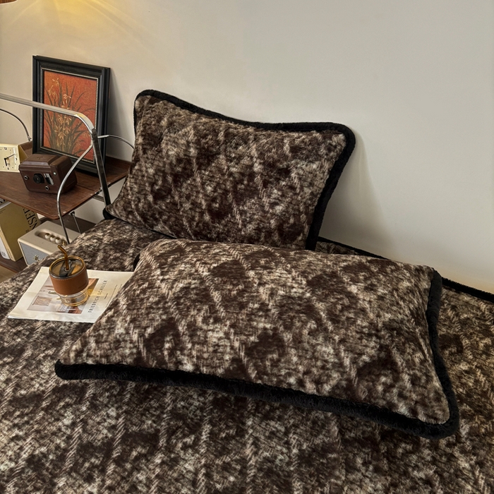 91家纺网 家纺一手货源 找家纺 铠畅家纺 2025新款兔毛包边款仿兔毛被套毯牛奶绒被套毯子 绿野仙踪