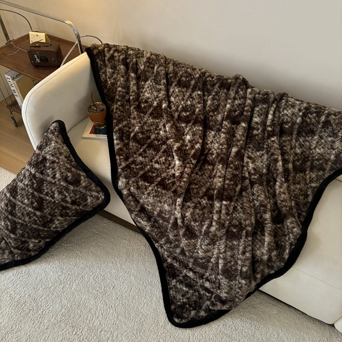 91家纺网 家纺一手货源 找家纺 铠畅家纺 2025新款兔毛包边款仿兔毛被套毯牛奶绒被套毯子 绿野仙踪