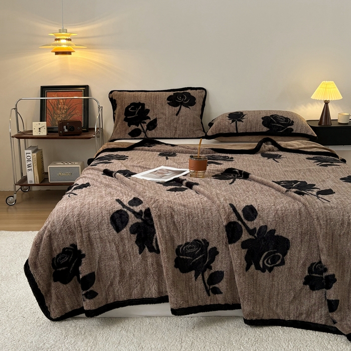 91家纺网 家纺一手货源 找家纺 铠畅家纺 2025新款兔毛包边款仿兔毛被套毯牛奶绒被套毯子 玫瑰晨露