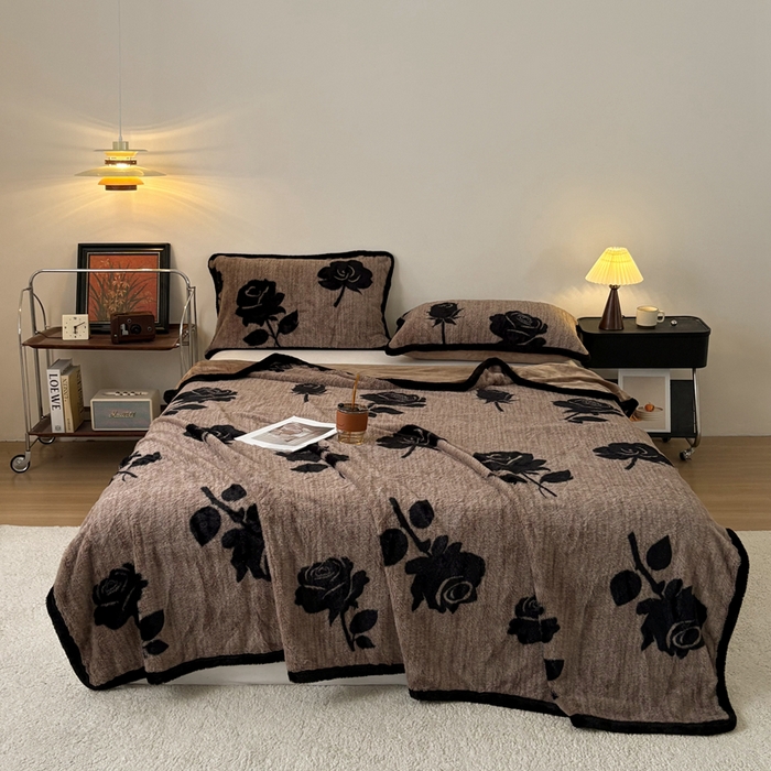 91家纺网 家纺一手货源 找家纺 铠畅家纺 2025新款兔毛包边款仿兔毛被套毯牛奶绒被套毯子 玫瑰晨露