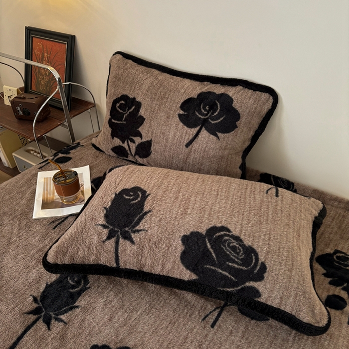 91家纺网 家纺一手货源 找家纺 铠畅家纺 2025新款兔毛包边款仿兔毛被套毯牛奶绒被套毯子 玫瑰晨露