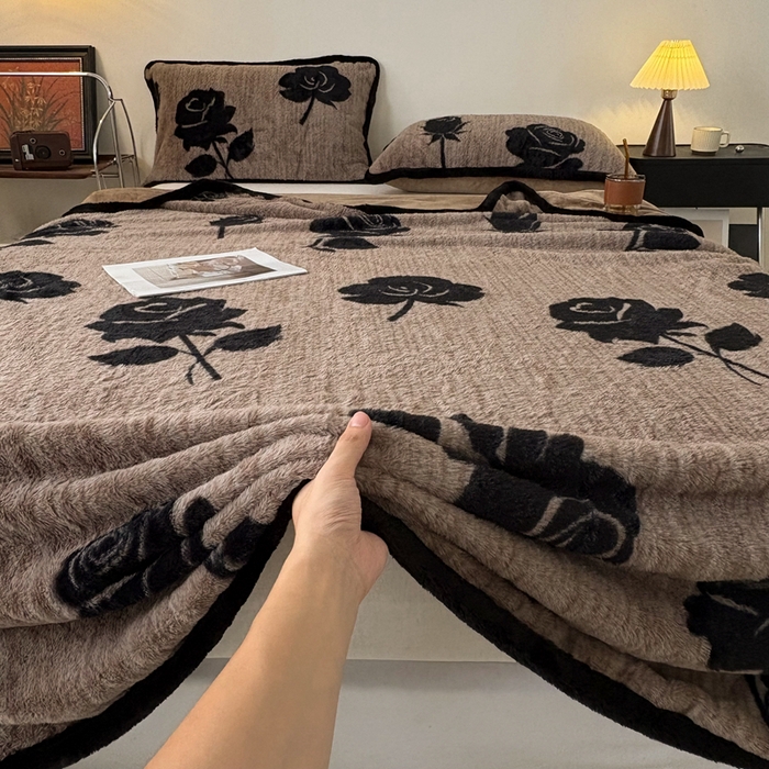 91家纺网 家纺一手货源 找家纺 铠畅家纺 2025新款兔毛包边款仿兔毛被套毯牛奶绒被套毯子 玫瑰晨露