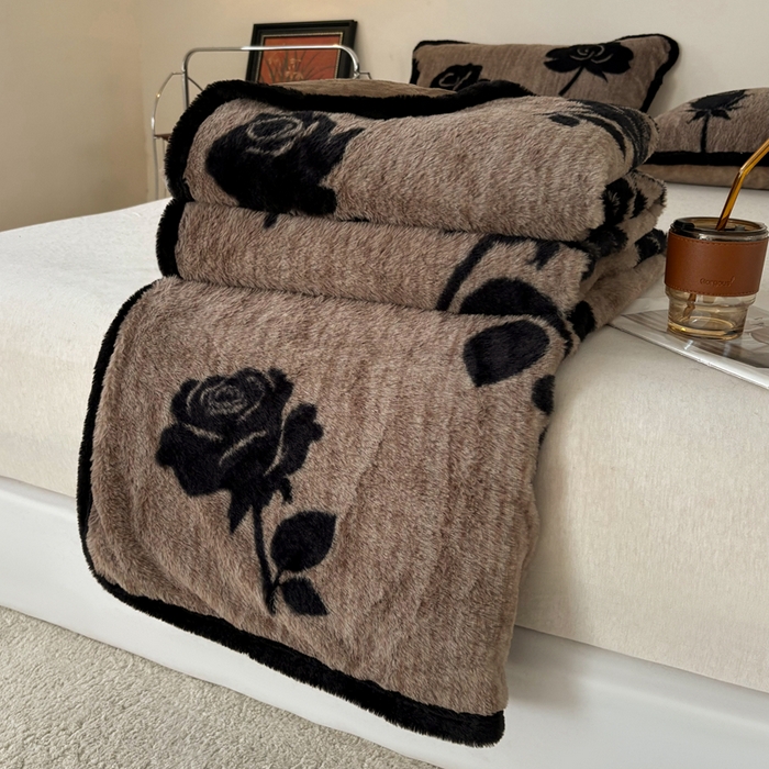 91家纺网 家纺一手货源 找家纺 铠畅家纺 2025新款兔毛包边款仿兔毛被套毯牛奶绒被套毯子 玫瑰晨露