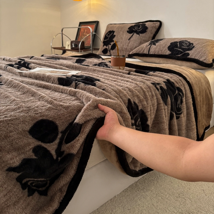 91家纺网 家纺一手货源 找家纺 铠畅家纺 2025新款兔毛包边款仿兔毛被套毯牛奶绒被套毯子 玫瑰晨露