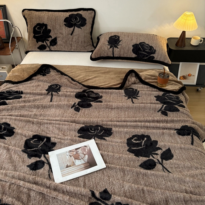 91家纺网 家纺一手货源 找家纺 铠畅家纺 2025新款兔毛包边款仿兔毛被套毯牛奶绒被套毯子 玫瑰晨露