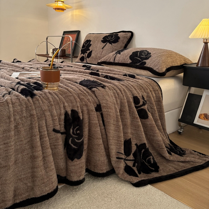 91家纺网 家纺一手货源 找家纺 铠畅家纺 2025新款兔毛包边款仿兔毛被套毯牛奶绒被套毯子 玫瑰晨露