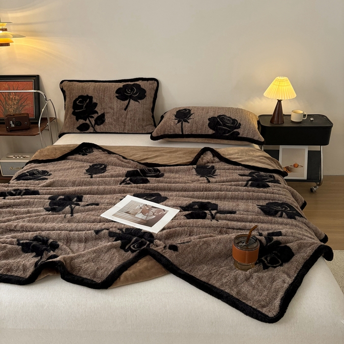 91家纺网 家纺一手货源 找家纺 铠畅家纺 2025新款兔毛包边款仿兔毛被套毯牛奶绒被套毯子 玫瑰晨露