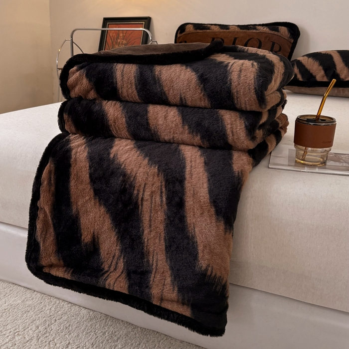 91家纺网 家纺一手货源 找家纺 铠畅家纺 2025新款兔毛包边款仿兔毛被套毯牛奶绒被套毯子 魅影