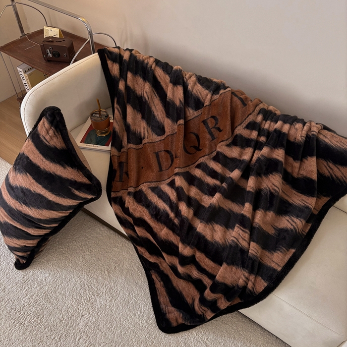 91家纺网 家纺一手货源 找家纺 铠畅家纺 2025新款兔毛包边款仿兔毛被套毯牛奶绒被套毯子 魅影