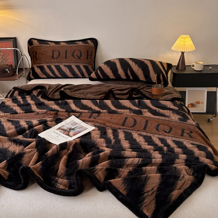 91家纺网 家纺一手货源 找家纺 铠畅家纺 2025新款兔毛包边款仿兔毛被套毯牛奶绒被套毯子 魅影