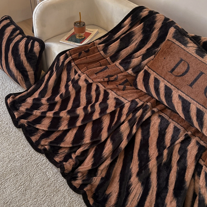 91家纺网 家纺一手货源 找家纺 铠畅家纺 2025新款兔毛包边款仿兔毛被套毯牛奶绒被套毯子 魅影