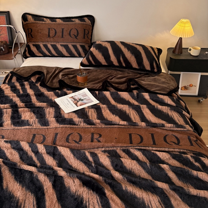 91家纺网 家纺一手货源 找家纺 铠畅家纺 2025新款兔毛包边款仿兔毛被套毯牛奶绒被套毯子 魅影