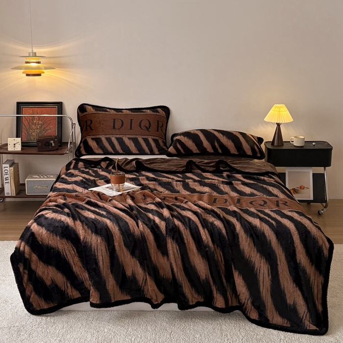 91家纺网 家纺一手货源 找家纺 铠畅家纺 2025新款兔毛包边款仿兔毛被套毯牛奶绒被套毯子 魅影