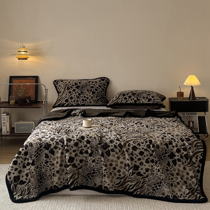 91家纺网 家纺一手货源 找家纺 铠畅家纺 2025新款兔毛包边款仿兔毛被套毯牛奶绒被套毯子 魅影豹纹