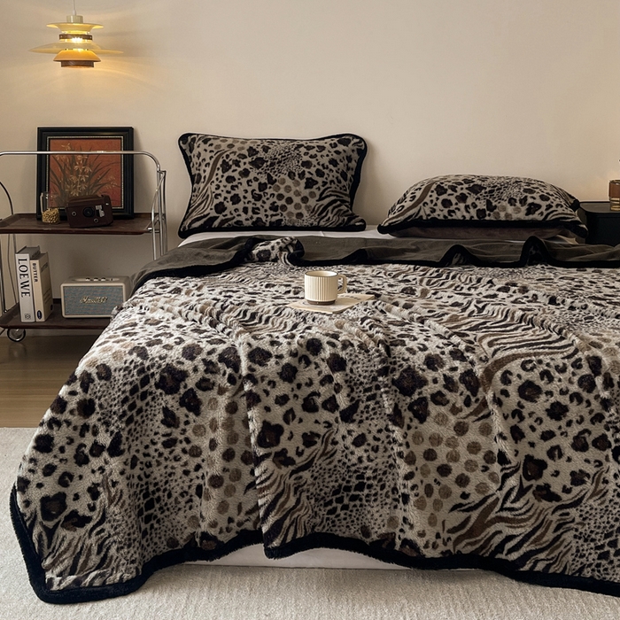 91家纺网 家纺一手货源 找家纺 铠畅家纺 2025新款兔毛包边款仿兔毛被套毯牛奶绒被套毯子 魅影豹纹