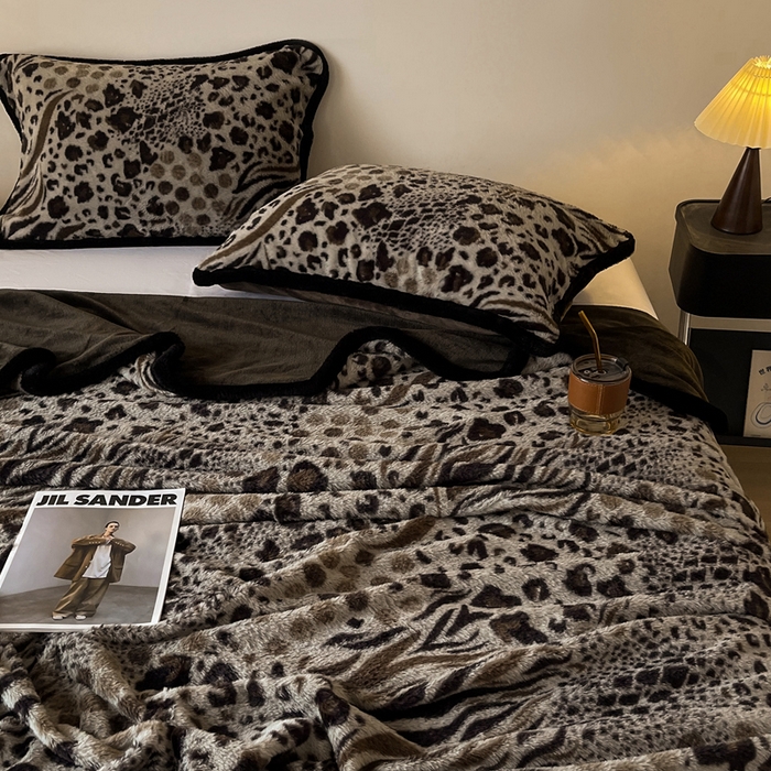 91家纺网 家纺一手货源 找家纺 铠畅家纺 2025新款兔毛包边款仿兔毛被套毯牛奶绒被套毯子 魅影豹纹