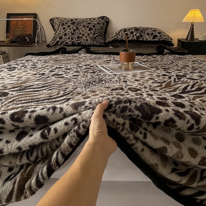 91家纺网 家纺一手货源 找家纺 铠畅家纺 2025新款兔毛包边款仿兔毛被套毯牛奶绒被套毯子 魅影豹纹