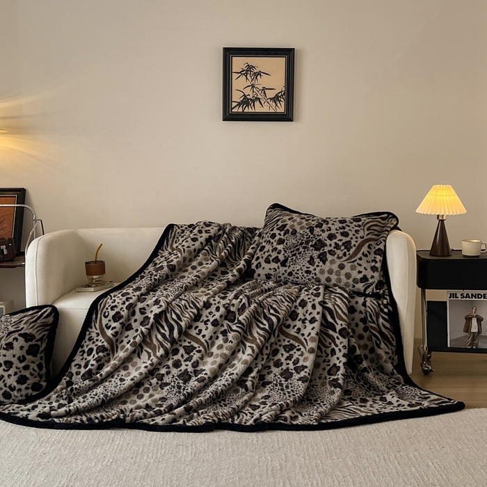 91家纺网 家纺一手货源 找家纺 铠畅家纺 2025新款兔毛包边款仿兔毛被套毯牛奶绒被套毯子 魅影豹纹