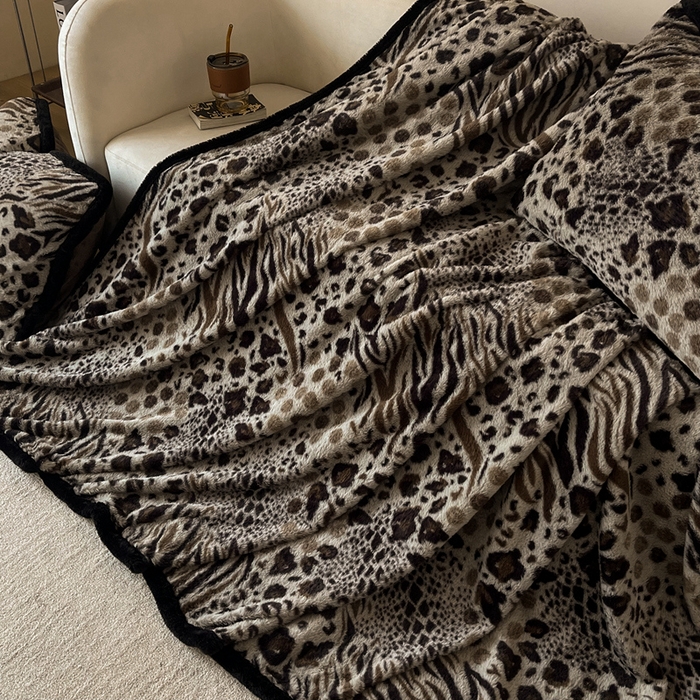 91家纺网 家纺一手货源 找家纺 铠畅家纺 2025新款兔毛包边款仿兔毛被套毯牛奶绒被套毯子 魅影豹纹