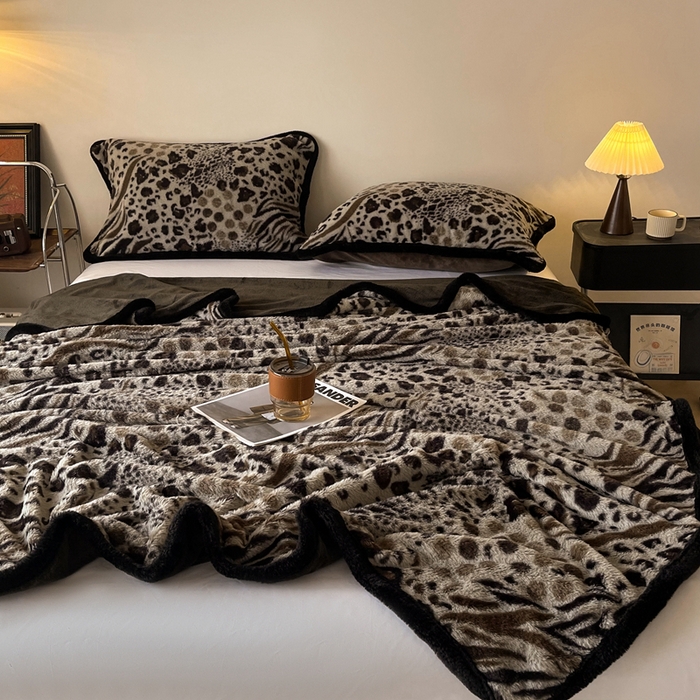 91家纺网 家纺一手货源 找家纺 铠畅家纺 2025新款兔毛包边款仿兔毛被套毯牛奶绒被套毯子 魅影豹纹