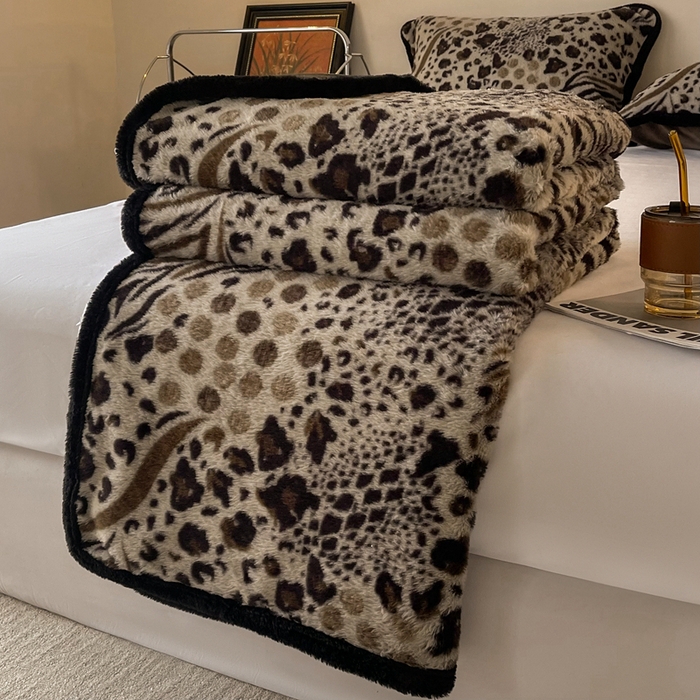 91家纺网 家纺一手货源 找家纺 铠畅家纺 2025新款兔毛包边款仿兔毛被套毯牛奶绒被套毯子 魅影豹纹