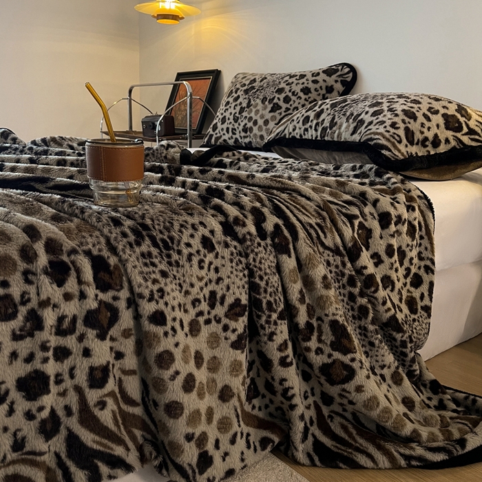 91家纺网 家纺一手货源 找家纺 铠畅家纺 2025新款兔毛包边款仿兔毛被套毯牛奶绒被套毯子 魅影豹纹