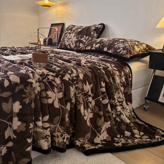 91家纺网 家纺一手货源 找家纺 铠畅家纺 2025新款兔毛包边款仿兔毛被套毯牛奶绒被套毯子 莫奈花园