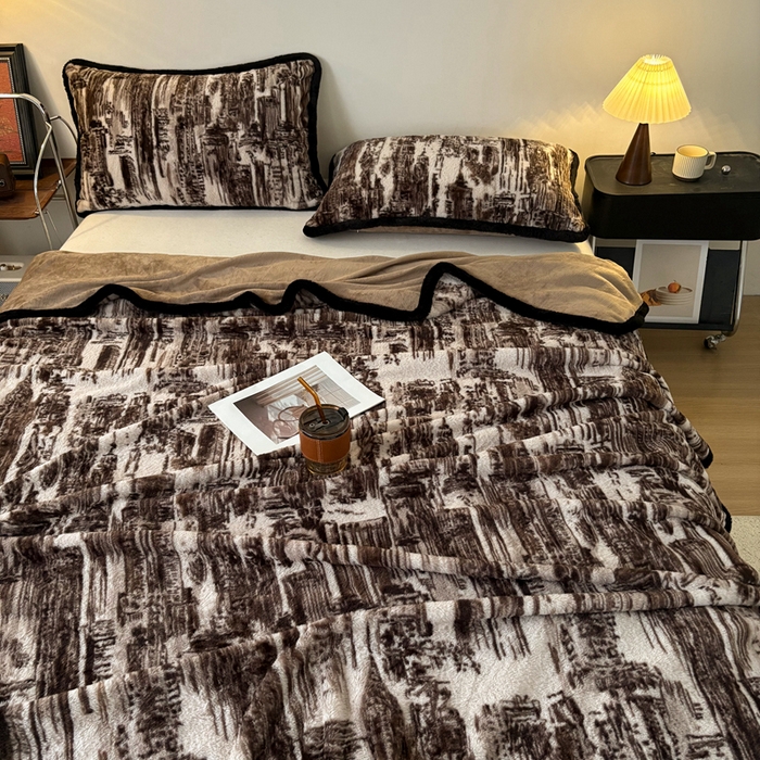 91家纺网 家纺一手货源 找家纺 铠畅家纺 2025新款兔毛包边款仿兔毛被套毯牛奶绒被套毯子 暮光