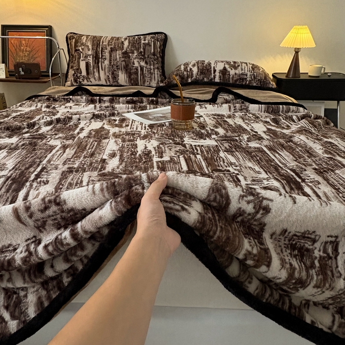 91家纺网 家纺一手货源 找家纺 铠畅家纺 2025新款兔毛包边款仿兔毛被套毯牛奶绒被套毯子 暮光