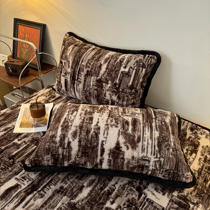 91家纺网 家纺一手货源 找家纺 铠畅家纺 2025新款兔毛包边款仿兔毛被套毯牛奶绒被套毯子 暮光