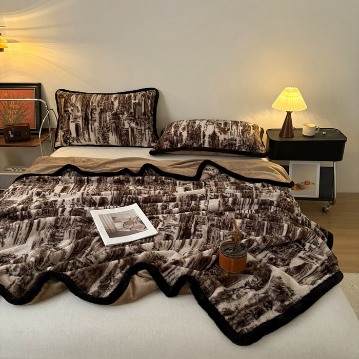 91家纺网 家纺一手货源 找家纺 铠畅家纺 2025新款兔毛包边款仿兔毛被套毯牛奶绒被套毯子 暮光