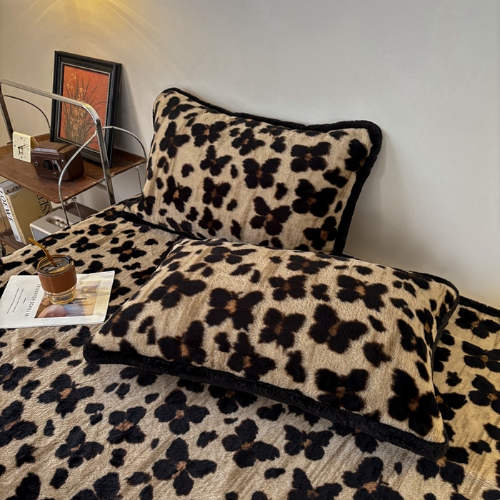 91家纺网 家纺一手货源 找家纺 铠畅家纺 2025新款兔毛包边款仿兔毛被套毯牛奶绒被套毯子 双栖蝶