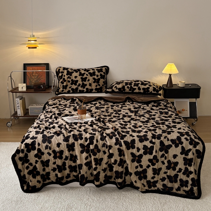 91家纺网 家纺一手货源 找家纺 铠畅家纺 2025新款兔毛包边款仿兔毛被套毯牛奶绒被套毯子 双栖蝶